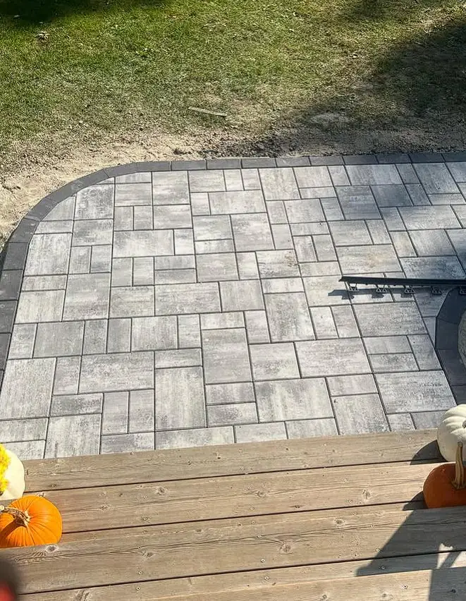 Curved paver walkway with a built-in step